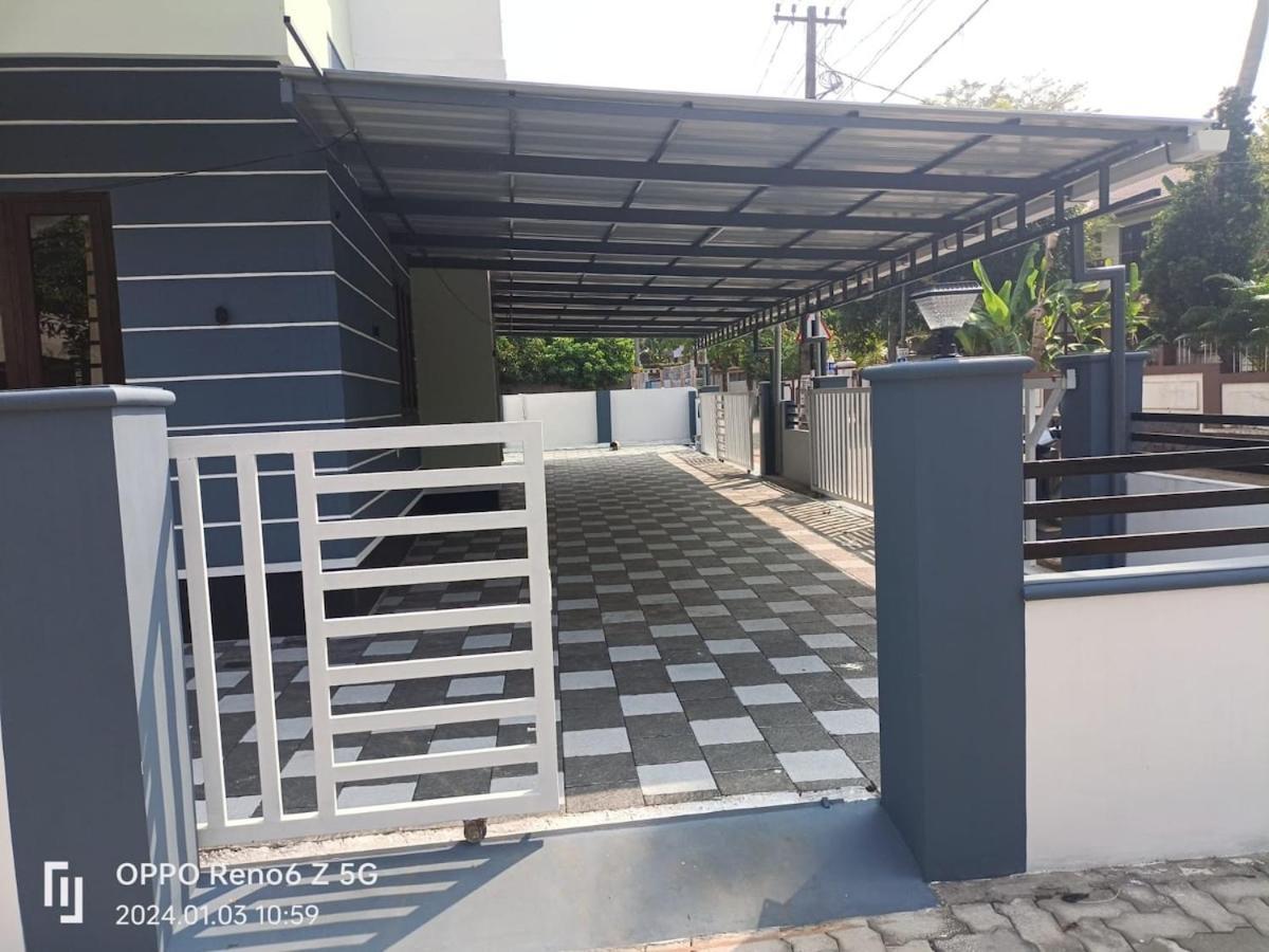 Elamkulam Penthouse - 3Bhk Ac With Kitchen - Kochi Apartment Chottanikara ภายนอก รูปภาพ